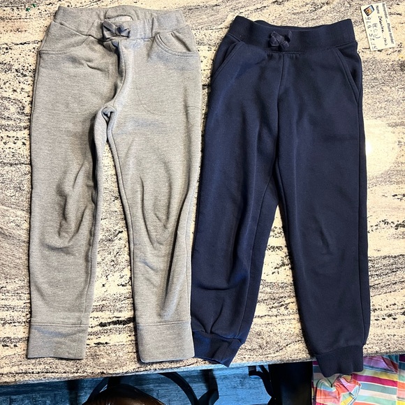 Two pairs of joggers, one pair motto leggings, one pair fleece leggings 5/6 - Picture 2 of 9